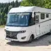 Weißer FRANKIA PLATIN I 8400 auf einem sandigen Uferplatz an einem Waldsee