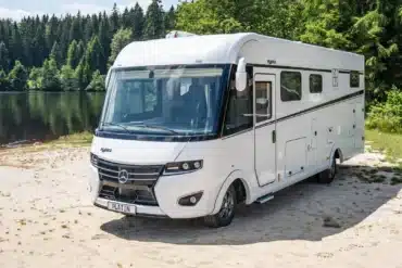 Weißer FRANKIA PLATIN I 8400 auf einem sandigen Uferplatz an einem Waldsee