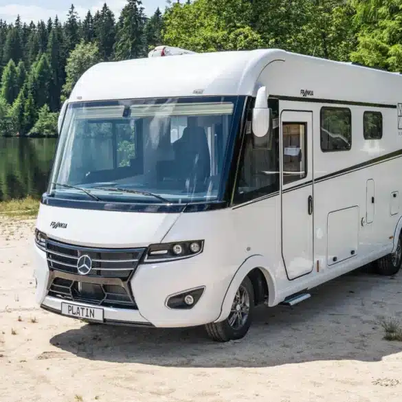 Weißer FRANKIA PLATIN I 8400 auf einem sandigen Uferplatz an einem Waldsee
