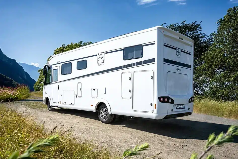 Weißes FRANKIA PLATIN I 8400 Luxus-Reisemobil auf einer Bergstraße