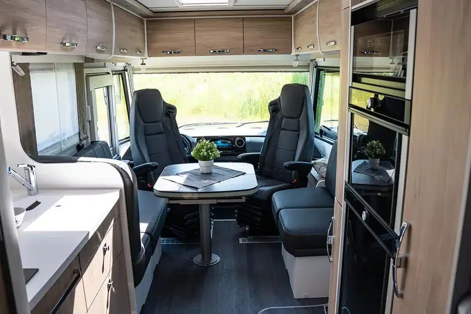 Innenraum des FRANKIA PLATIN I 8400 mit Sitzgruppe, Küche und Fahrerhaus