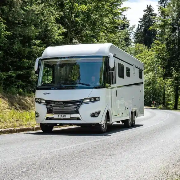 Weißes FRANKIA TITAN Luxus-Reisemobil auf einer kurvigen Waldstraße