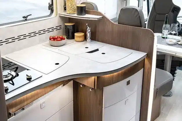 Innenansicht der modernen MaxiFlex-Küche im FRANKIA TITAN Reisemobil