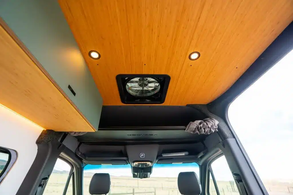 Innenraum eines Geotrek Teton Campervans mit Holzdecke, Dachlüfter und Fahrerhaus