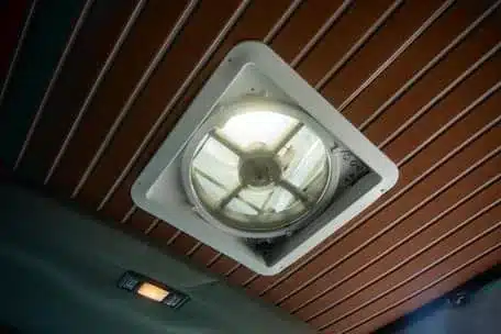 Dachlüfter mit Ventilator im Innenraum eines GMC Savana