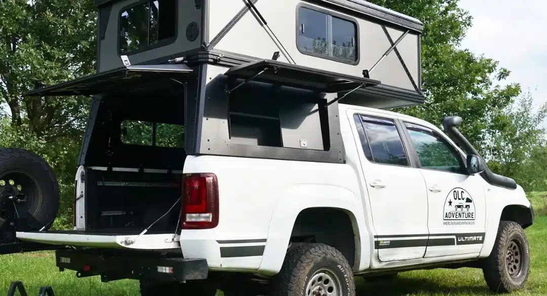 OLC Adventure Hardtop PickUp Camper mit geöffneter Schlafkabine auf einem weißen Offroad-Pickup