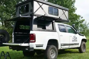 OLC Adventure Hardtop PickUp Camper mit geöffneter Schlafkabine auf einem weißen Offroad-Pickup