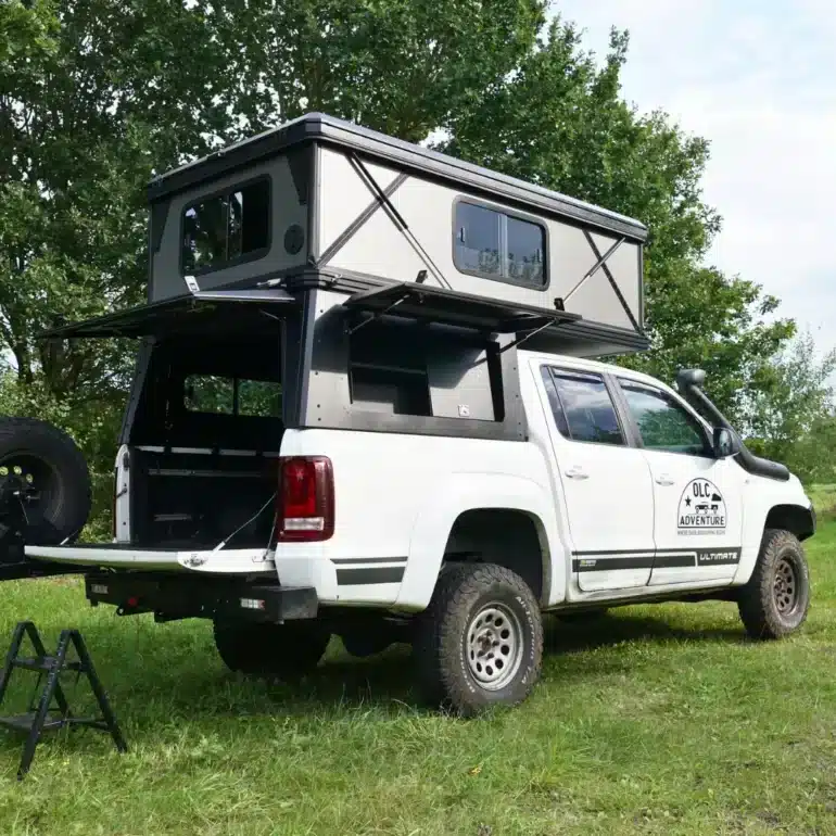 OLC Adventure Hardtop PickUp Camper mit geöffneter Schlafkabine auf einem weißen Offroad-Pickup