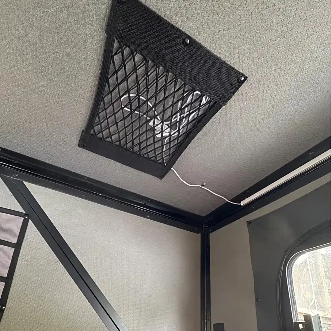 Innenansicht des OLC Adventure Hardtop PickUp Campers mit Dachlüftung, Aluminium-Innenrahmen und Seitenfenster.