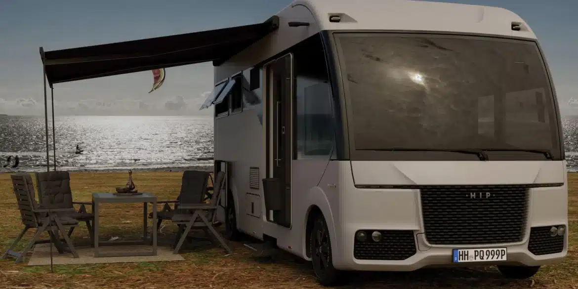 Weißes vollintegriertes HIP 4Family Reisemobil mit ausgefahrener Markise und Campingmöbeln vor einer verschneiten Landschaft