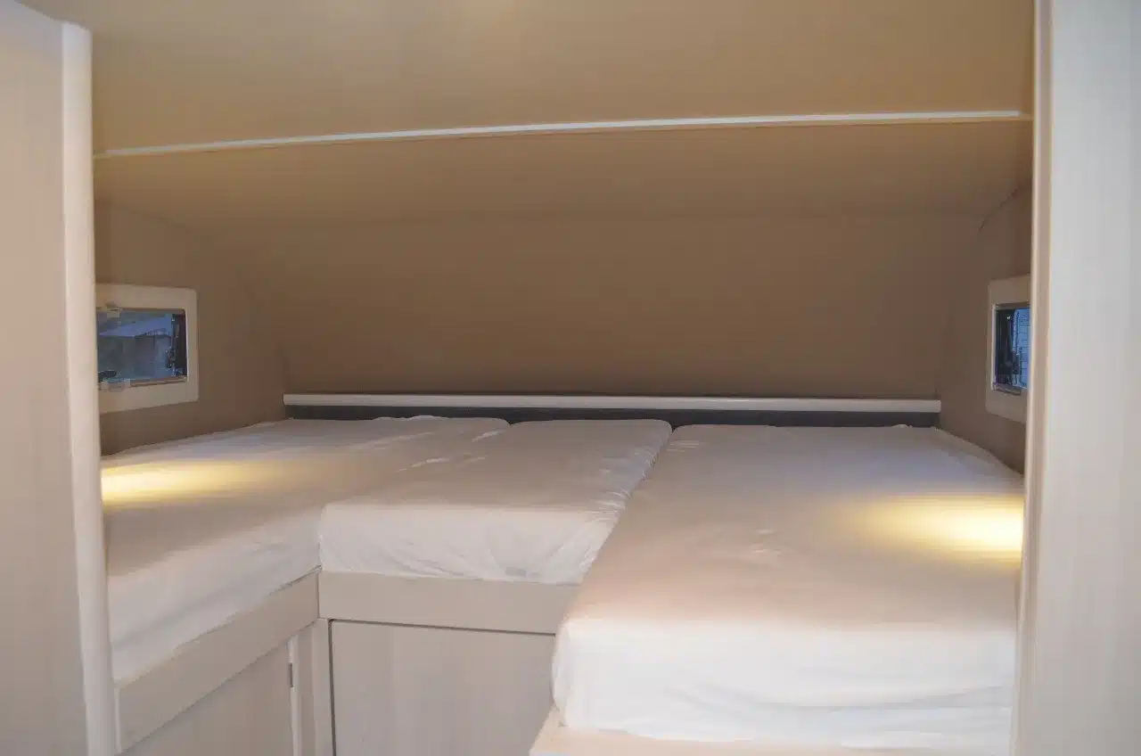 Schlafbereich mit drei Matratzen im Reisemobil K 630 HLB auf MAN TGE