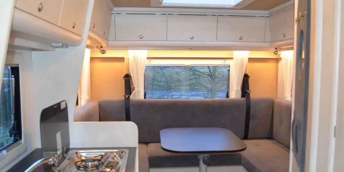 Innenraum des Reisemobils Robel K 630 HLB auf MAN TGE mit Sitzgruppe, Tisch und Küchenzeile