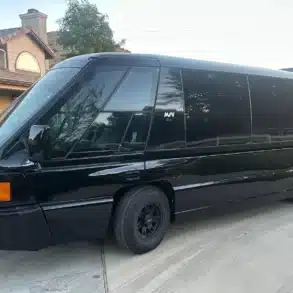 Schwarzer Mauck MSV 1120S Elite steht auf einer Einfahrt vor einem Wohnhaus.