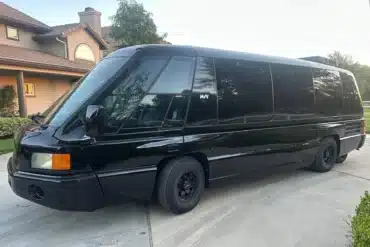 Schwarzer Mauck MSV 1120S Elite steht auf einer Einfahrt vor einem Wohnhaus.