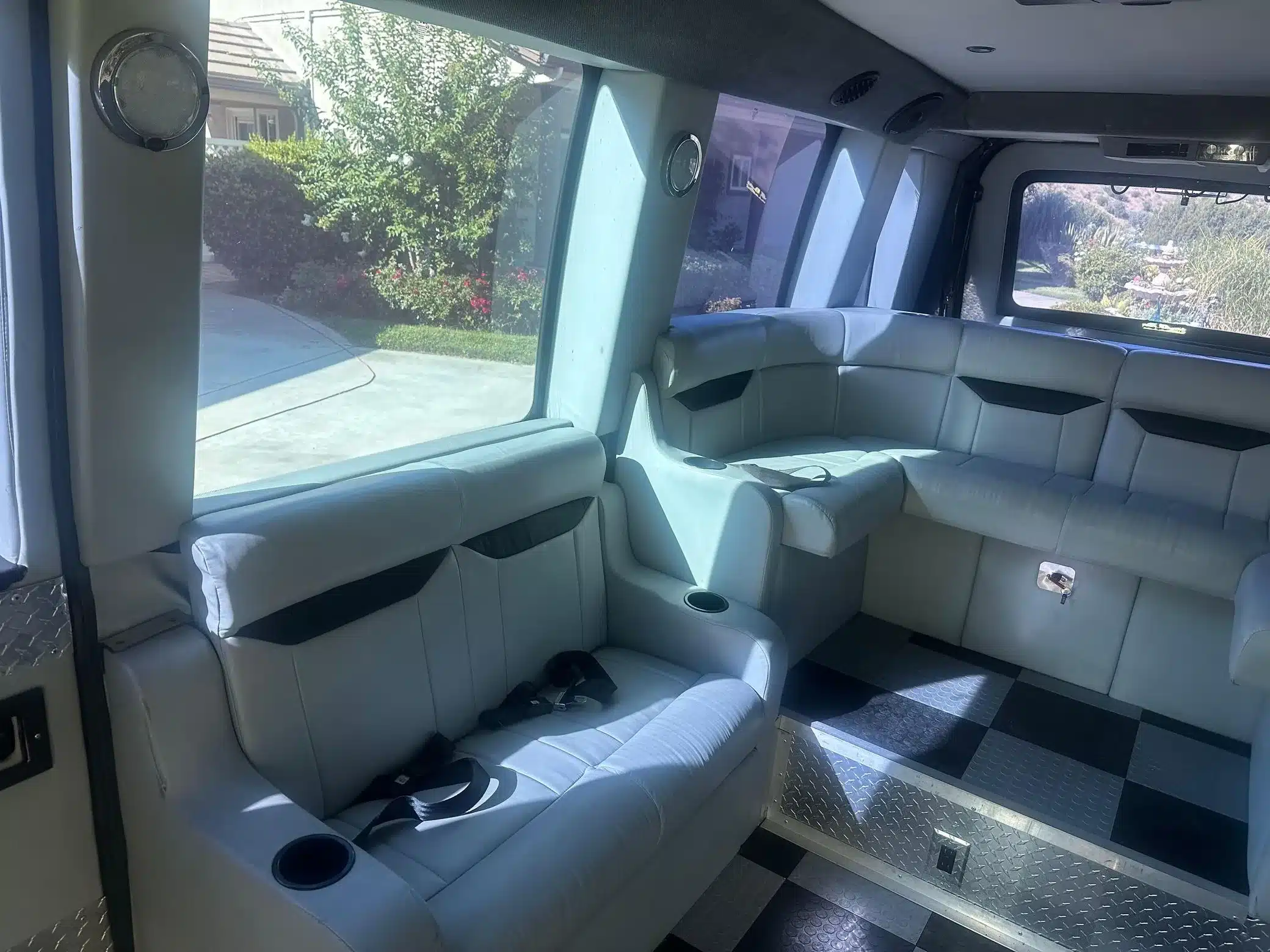 Innenraum eines Mauck MSV 1120S Elite mit hellen Ledersitzen, U-förmiger Rückbank und Schachbrettboden