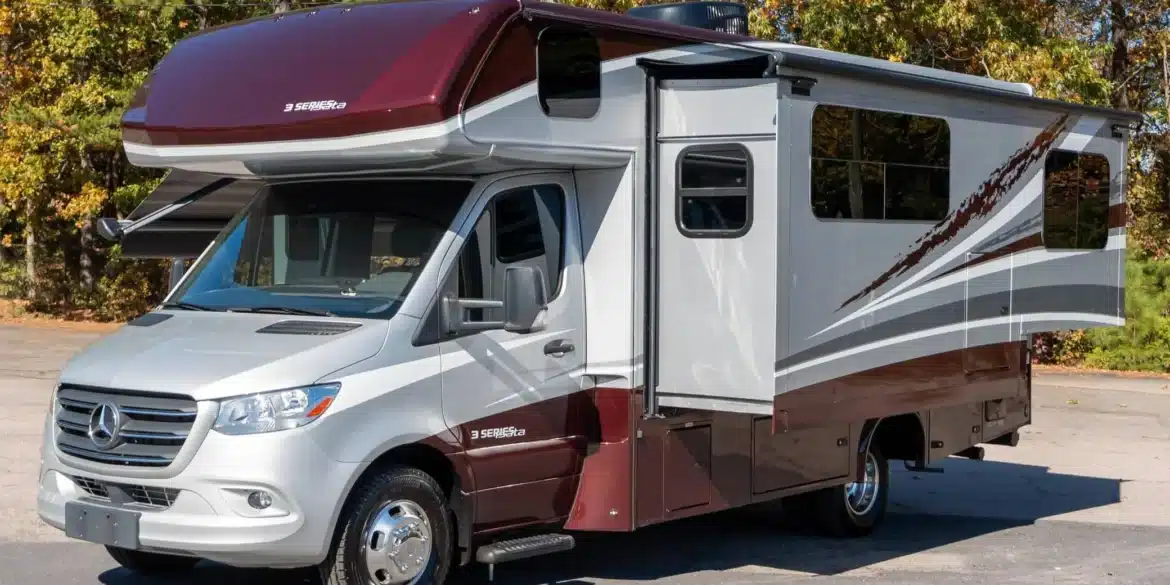 Silber-burgunderfarbenes Mercedes-Benz Sprinter Isata 3 Series Wohnmobil mit Alkoven und ausgefahrenem seitlichem Slide-out