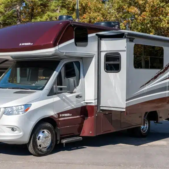 Silber-burgunderfarbenes Mercedes-Benz Sprinter Isata 3 Series Wohnmobil mit Alkoven und ausgefahrenem seitlichem Slide-out