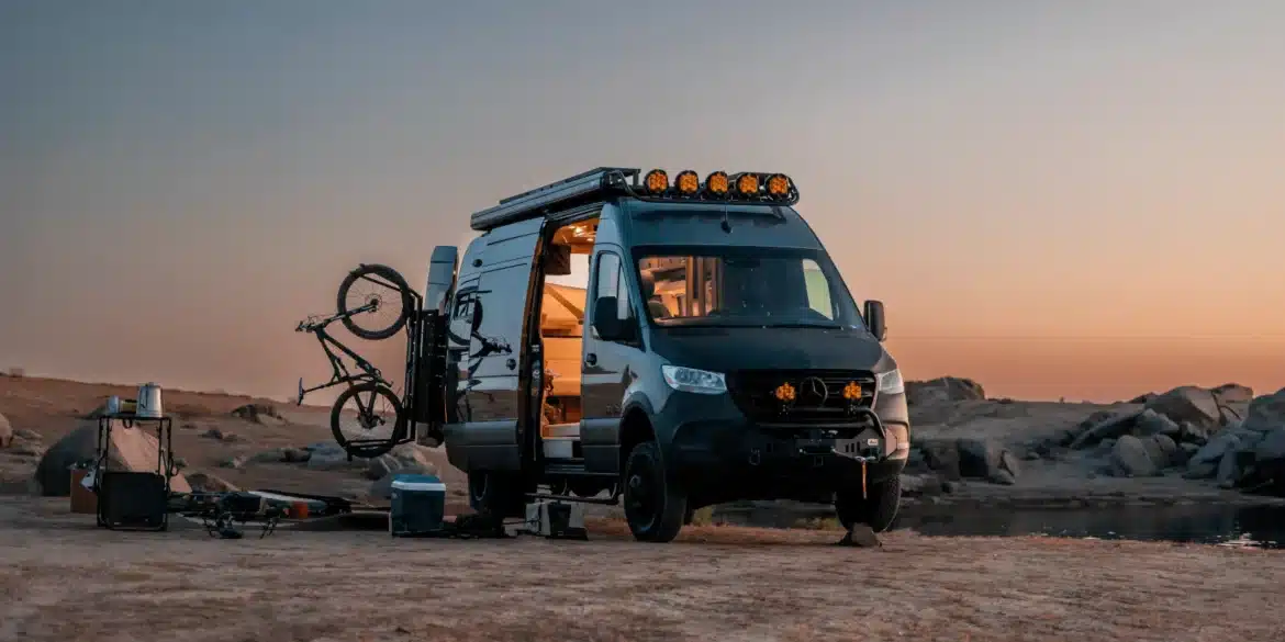 Ausgebauter Mercedes-Benz Sprinter Campervan mit Fahrrädern in felsiger Landschaft