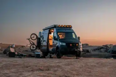Ausgebauter Mercedes-Benz Sprinter Campervan mit Fahrrädern in felsiger Landschaft