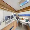 Innenraum des Niewiadow N-126 N Sport mit Küchenzeile, Sitzgruppe und Dachfenster