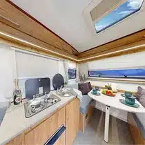 Innenraum des Niewiadow N-126 N Sport mit Küchenzeile, Sitzgruppe und Dachfenster