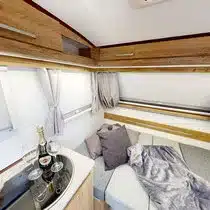 Innenraum des Niewiadow N-126 N Sport mit Küchenzeile, Sitzgruppe und umgebauter Liegefläche