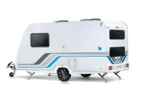 Seitenansicht des weißen Niewiadow N-Cross 4 Family Wohnwagens mit blau-grauen Dekorstreifen