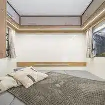 Schlafbereich mit großem Bett im Wohnwagen Niewiadow N-Lazur NTL