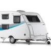 Weißer Niewiadow New Sport 4 Family Wohnwagen mit blauem Zierstreifen auf weißem Hintergrund