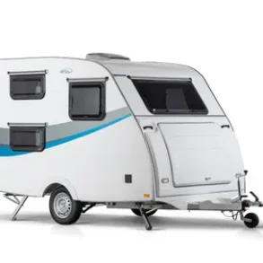 Weißer Niewiadow New Sport 4 Family Wohnwagen mit blauem Zierstreifen auf weißem Hintergrund