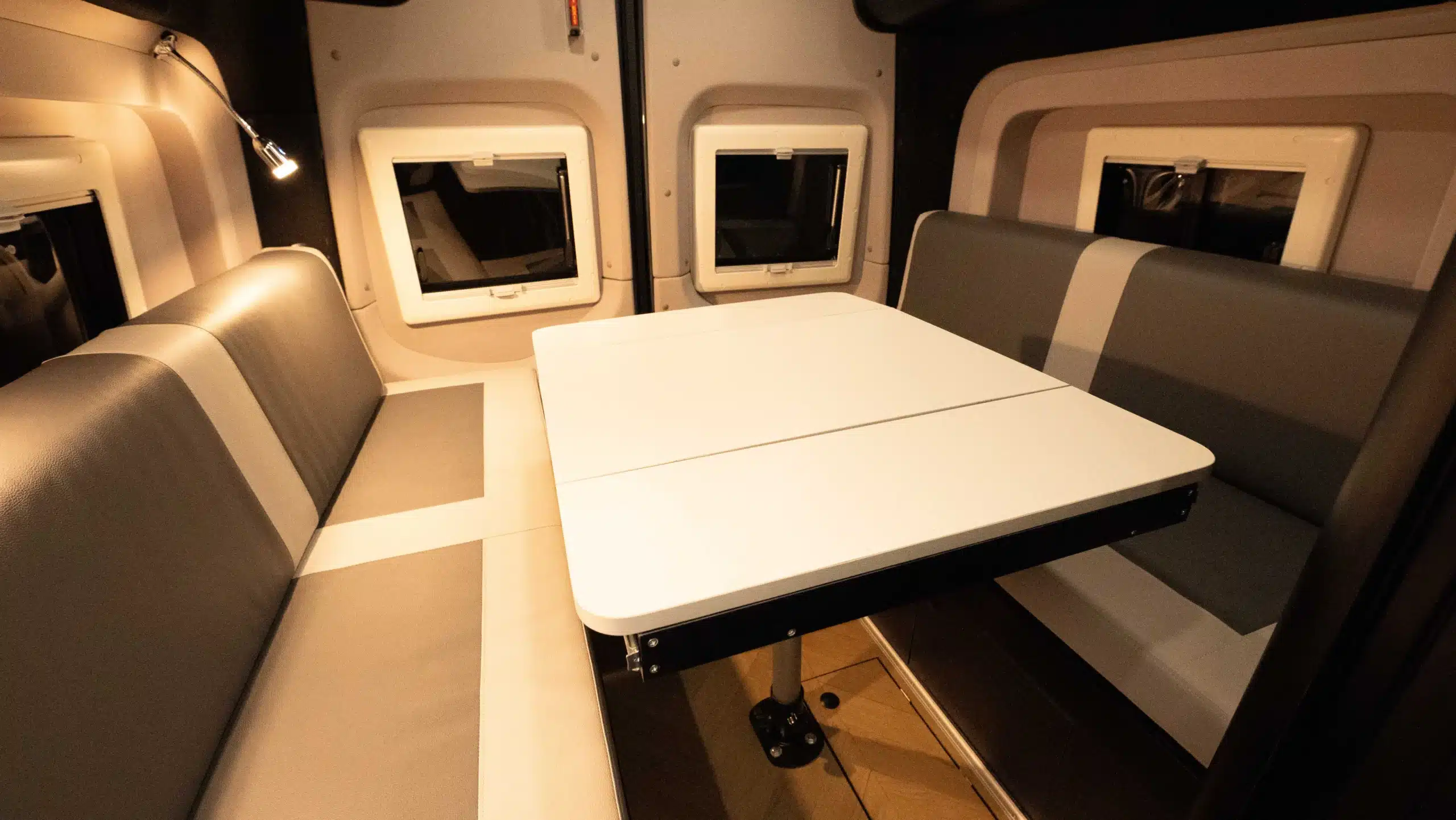 Detailaufnahme eines dunkel und beige gepolsterten Camper-Innenraums
