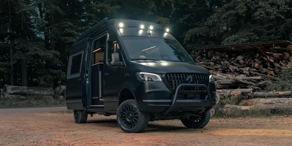 Noah Camper Pulse mit markanter Front, großen Geländereifen und Unterbodenansicht auf unbefestigtem Untergrund