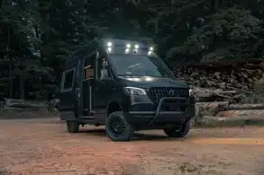 Noah Camper Pulse mit markanter Front, großen Geländereifen und Unterbodenansicht auf unbefestigtem Untergrund