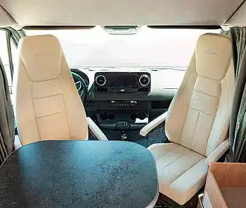 Innenraum des la strada NOVA M mit beigen Pilotensitzen, Armaturenbrett und Tisch
