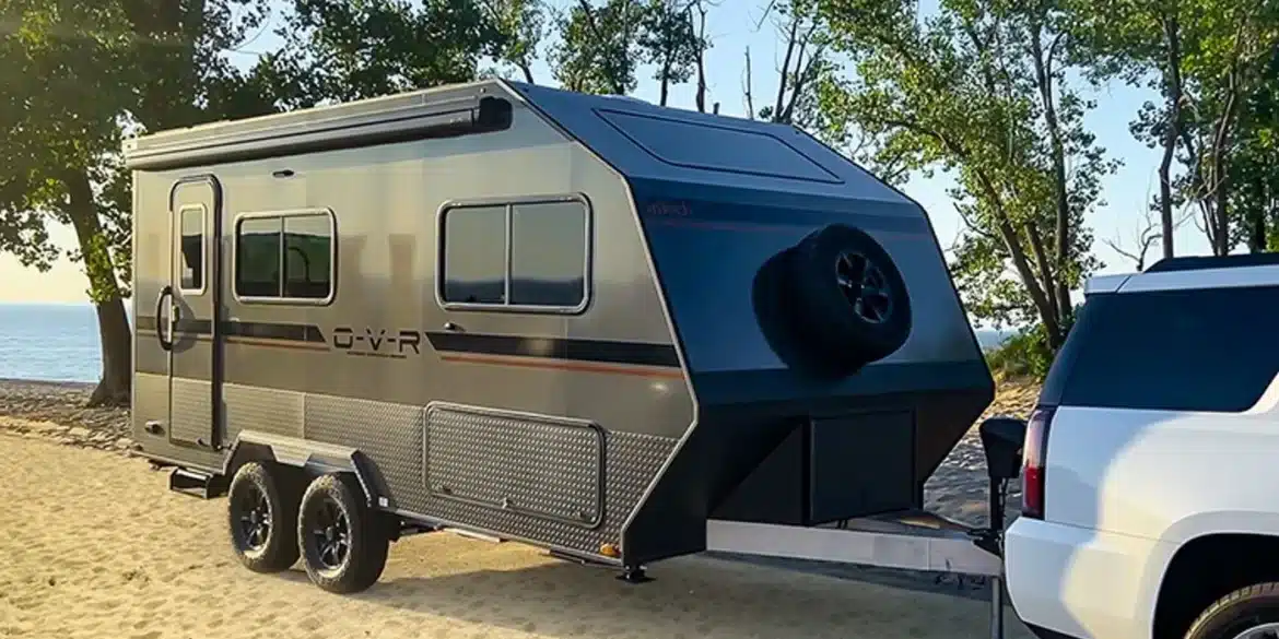 inTech O-V-R Expedition Wohnwagen mit Reserverad und Doppelachse am See