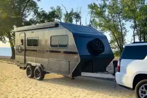 inTech O-V-R Expedition Wohnwagen mit Reserverad und Doppelachse am See