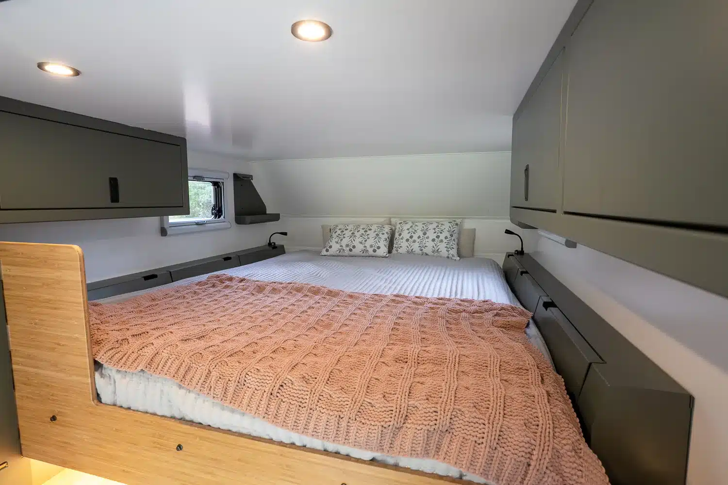 Innenansicht des Alkoven-Schlafbereichs der Outpost 8.0 Wohnkabine mit Queensize-Bett und Stauraum