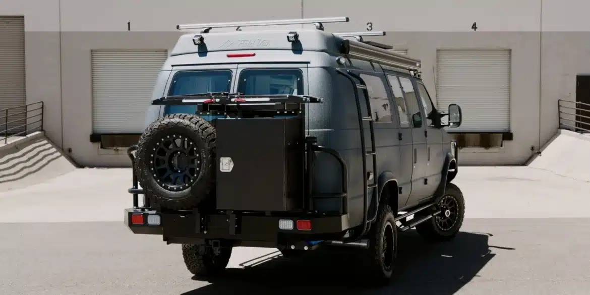 Field Van Peak 4x4-Camper in grauer Ausführung mit Ersatzrad und Offroad-Ausstattung von hinten