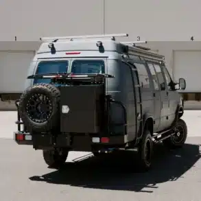 Field Van Peak 4x4-Camper in grauer Ausführung mit Ersatzrad und Offroad-Ausstattung von hinten