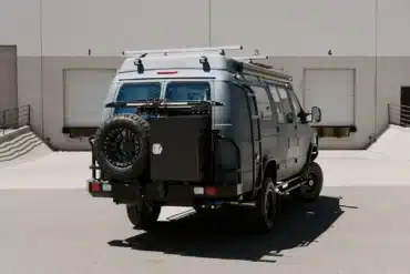 Field Van Peak 4x4-Camper in grauer Ausführung mit Ersatzrad und Offroad-Ausstattung von hinten