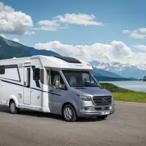 Weißes Eura Mobil Profila T Freestyle Reisemobil auf Mercedes-Sprinter-Basis vor einem Bergsee
