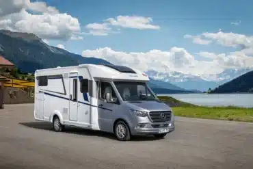 Weißes Eura Mobil Profila T Freestyle Reisemobil auf Mercedes-Sprinter-Basis vor einem Bergsee
