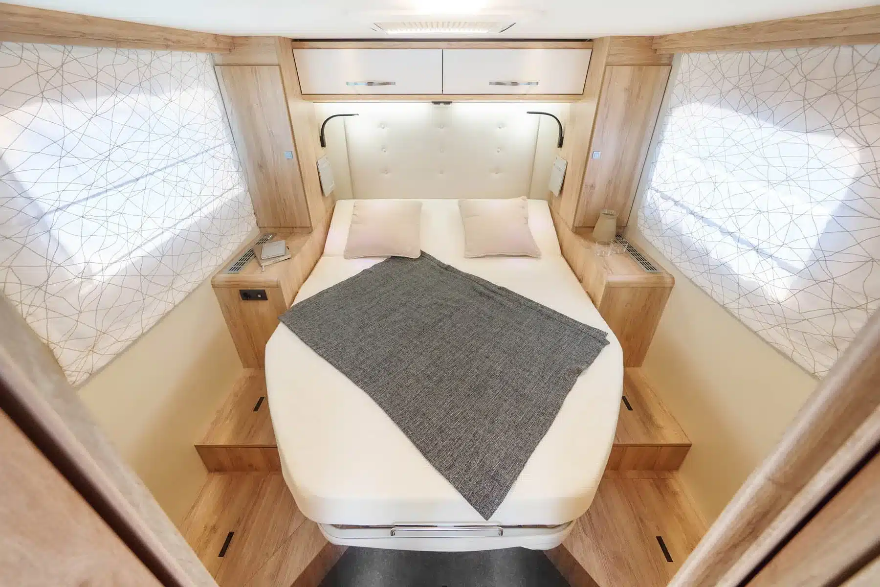 Schlafbereich mit Doppelbett im Eura Mobil Profila T Freestyle