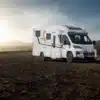 Weißes Eura Mobil Profila T Reisemobil in einer kargen Berglandschaft