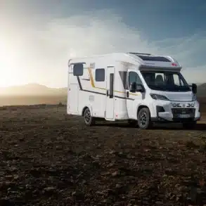Weißes Eura Mobil Profila T Reisemobil in einer kargen Berglandschaft