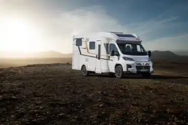 Weißes Eura Mobil Profila T Reisemobil in einer kargen Berglandschaft