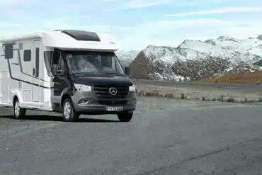 Weißer Eura Mobil Profila T MB auf Mercedes-Sprinter-Basis vor einer verschneiten Berglandschaft