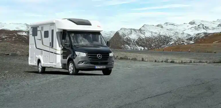 Weißer Eura Mobil Profila T MB auf Mercedes-Sprinter-Basis vor einer verschneiten Berglandschaft