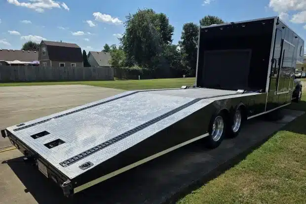Aluminium-Rampbed eines Ram 5500 Laramie Custom Car Haulers mit Auffahrrampen und Zwillingsreifen