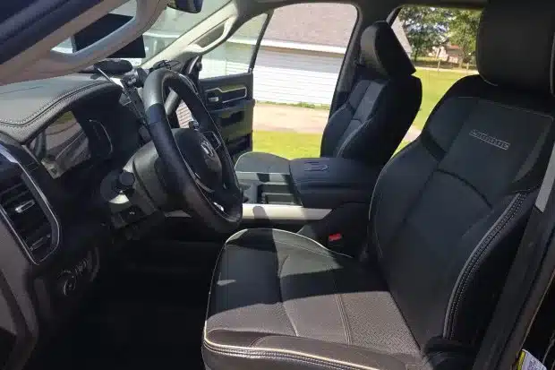 Innenraum eines 2024 Ram 5500 Laramie mit schwarzen Ledersitzen und Multifunktionslenkrad